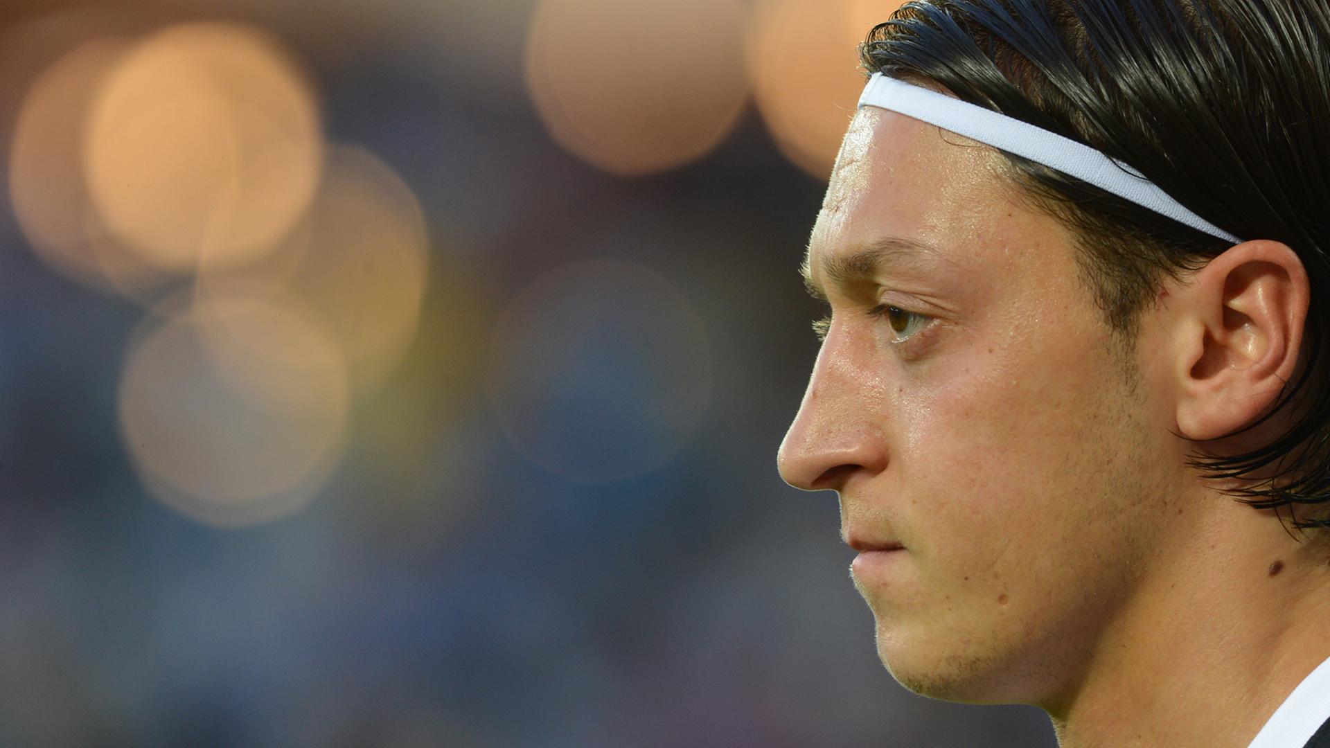 Der deutsche Nationalspieler Mesut Özil Der deutsche Nationalspieler Mesut Özil