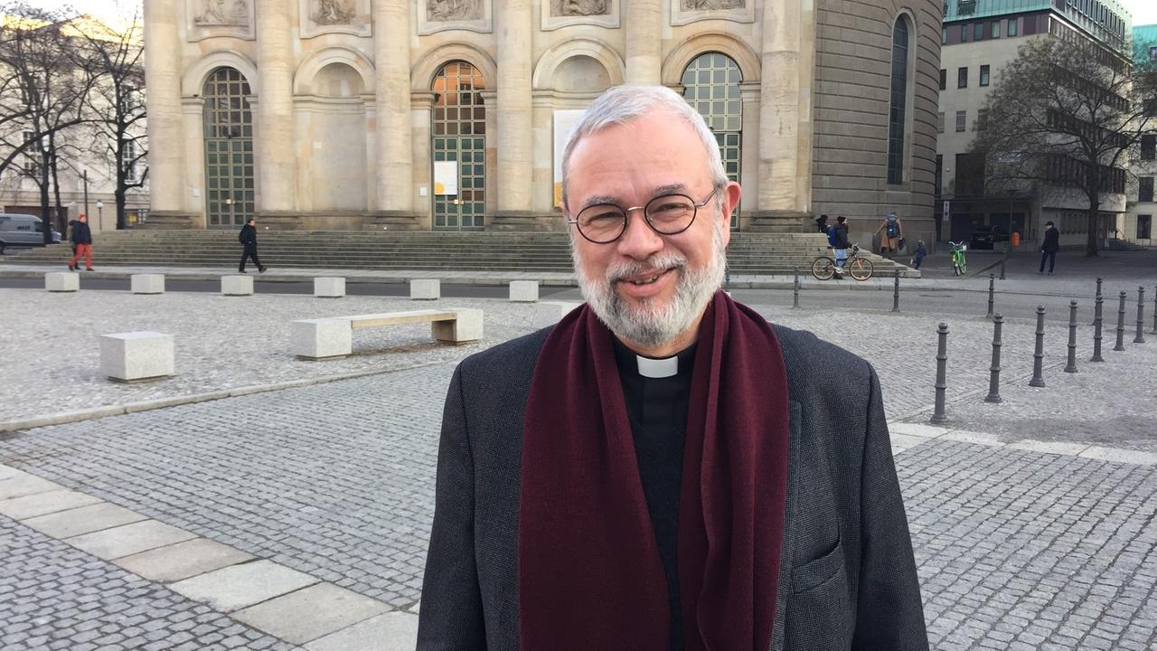 Domprobst Tobias Przytarski vor der Kathedrale St. Hedwig in Berlin Domprobst Tobias Przytarski vor der Kathedrale St. Hedwig in Berlin