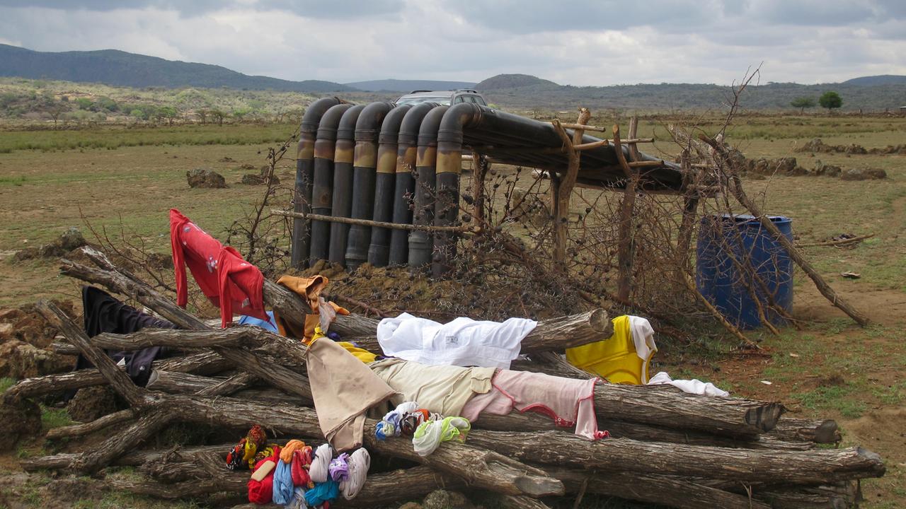 Selbstgebaute Wasserauffanganlage von Sempuat Ole Shonko am Fuße des Vulkans Mount Suswa in Kenia Selbstgebaute Wasserauffanganlage von Sempuat Ole Shonko am Fuße des Vulkans Mount Suswa in Kenia