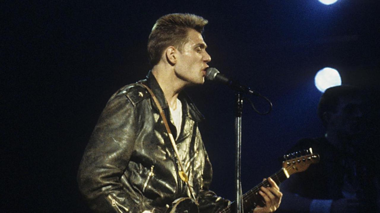 Paul Simonon von The Clash bei einem Konzert der "Out of Control"-Tour in der Brixton Academy. London, 06.12.1984 Paul Simonon von The Clash bei einem Konzert der "Out of Control"-Tour in der Brixton Academy. London, 06.12.1984