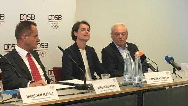 Die neue Vorstandsvorsitzende des DOSB, Veronika Rücker (Mitte), bei ihrer Vorstellung.