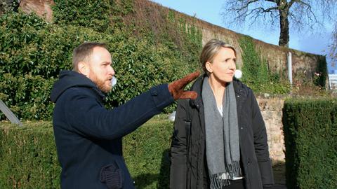 Simone Peter und Olaf Kosert blicken auf den Saarbrücker Landtag.