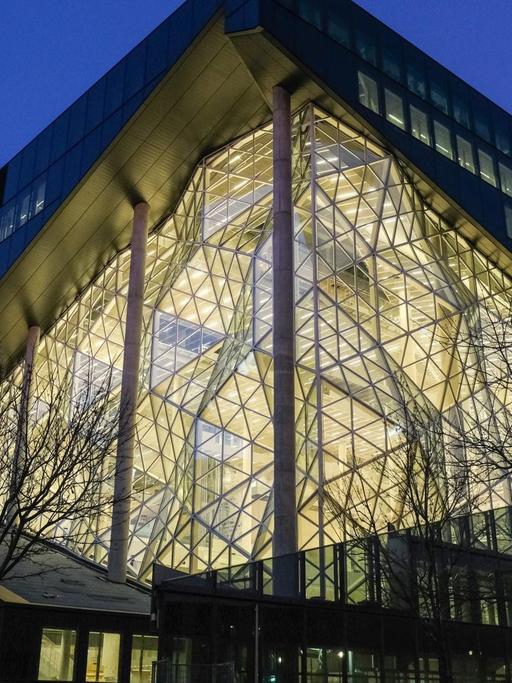 Berlin: Der Axel-Springer-Neubau am Abend in der Dämmerung.