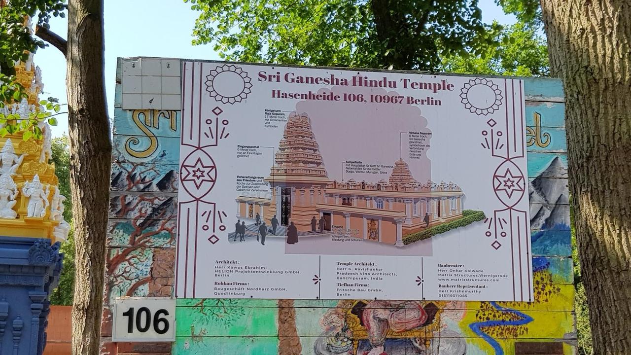 Ein Bauplan im Berliner Volkspark Hasenheide zeigt die Anlage des Sri Ganesha Hindu-Tempels.