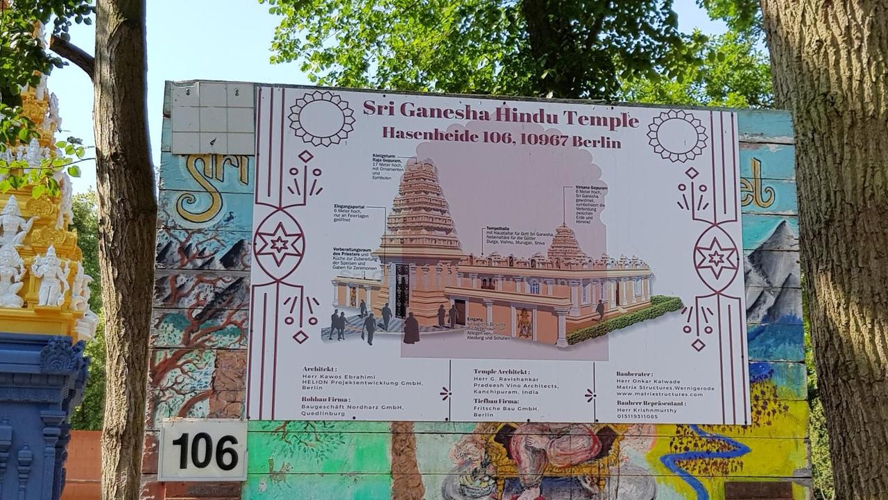 Ein Bauplan im Berliner Volkspark Hasenheide zeigt die Anlage des Sri Ganesha Hindu-Tempels. Ein Bauplan im Berliner Volkspark Hasenheide zeigt die Anlage des Sri Ganesha Hindu-Tempels.