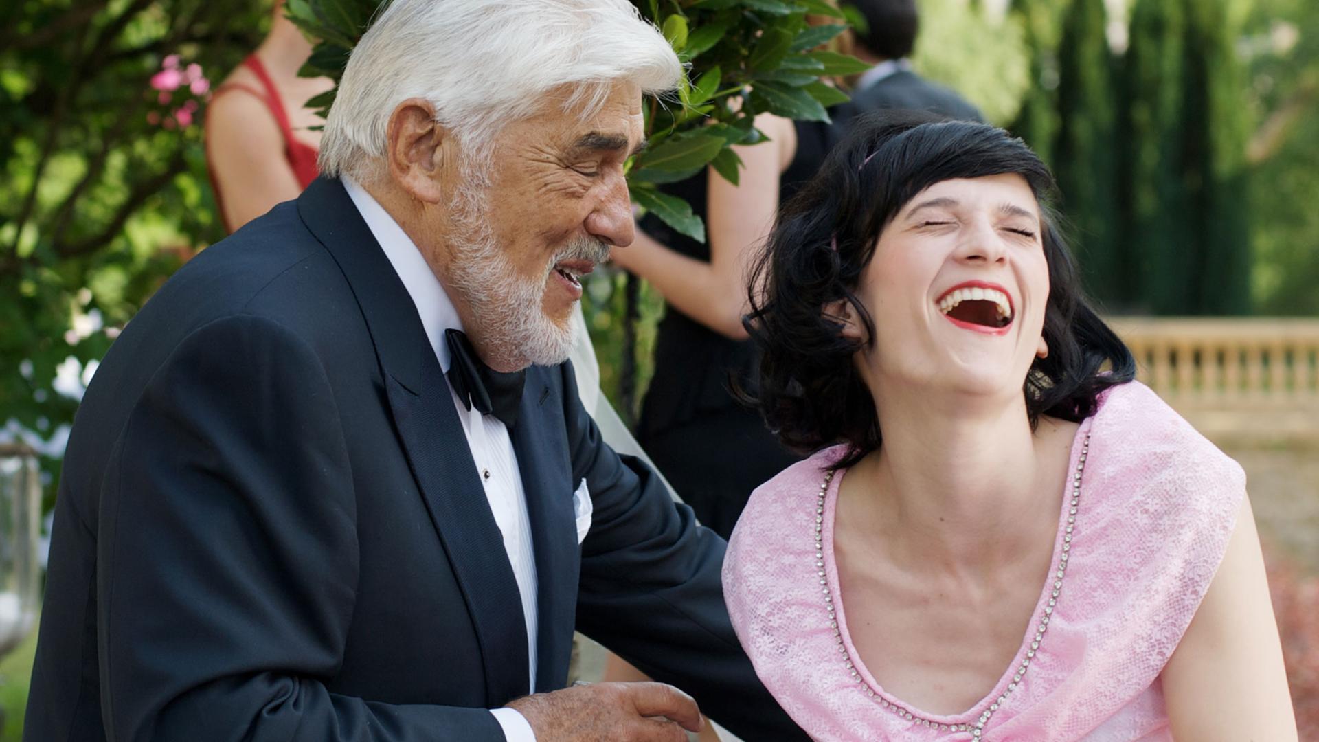 Hermann von Kirsch (Mario Adorf) und Emily Schenk (Maria Kwiatkowsky) in einer Szene des Kinofilms "Die Erfindung der Liebe"
