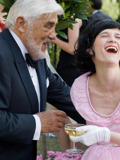 Hermann von Kirsch (Mario Adorf) und Emily Schenk (Maria Kwiatkowsky) in einer Szene des Kinofilms "Die Erfindung der Liebe"