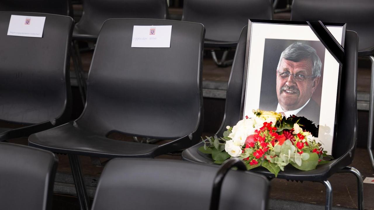 Der Stuhl auf der Ehrentribühne, der für den erschossenen Kasseler Regierungspäsidenten Walter Lübcke reserviert war, ist am Tag des Festumzugs mit einem Foto und einem Blumenstrauß geschmückt. Der Festumzug markiert auch in diesem Jahr wieder das Ende des Hessentages. Der Stuhl auf der Ehrentribühne, der für den erschossenen Kasseler Regierungspäsidenten Walter Lübcke reserviert war, ist am Tag des Festumzugs mit einem Foto und einem Blumenstrauß geschmückt. Der Festumzug markiert auch in diesem Jahr wieder das Ende des Hessentages.