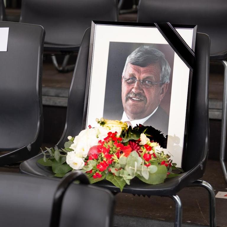Der Stuhl auf der Ehrentribühne, der für den erschossenen Kasseler Regierungspäsidenten Walter Lübcke reserviert war, ist am Tag des Festumzugs mit einem Foto und einem Blumenstrauß geschmückt. Der Festumzug markiert auch in diesem Jahr wieder das Ende des Hessentages.