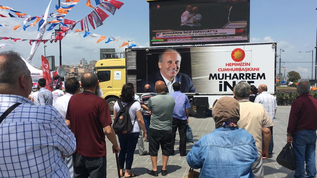 Der Wahlkampf-Wagen von Muharrem Ince fährt durch Istanbul. Leute bleiben stehen.