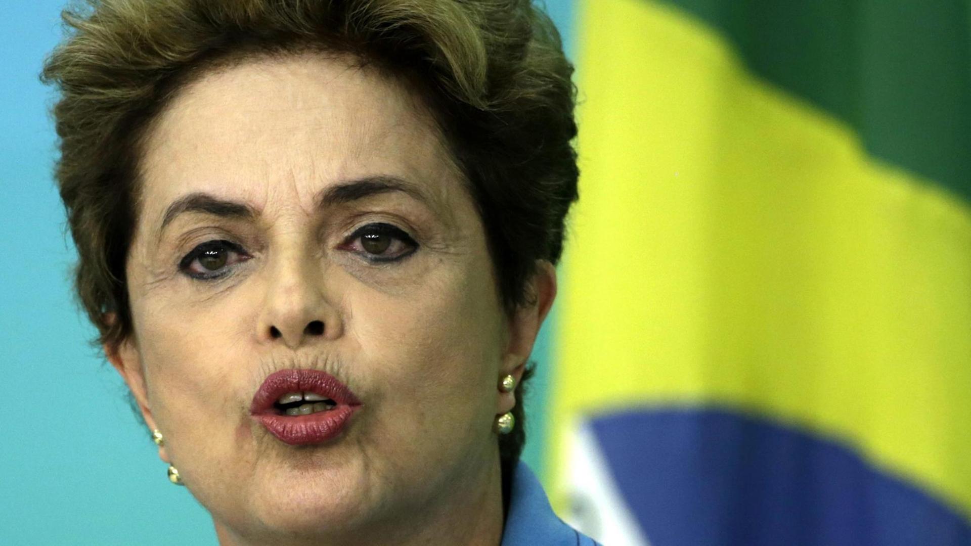 Brasiliens Staatschefin Dilma Rousseff vor der Presse nach dem Votum des Abgeordenenhauses für ein Amtsenthebungsverfahren.