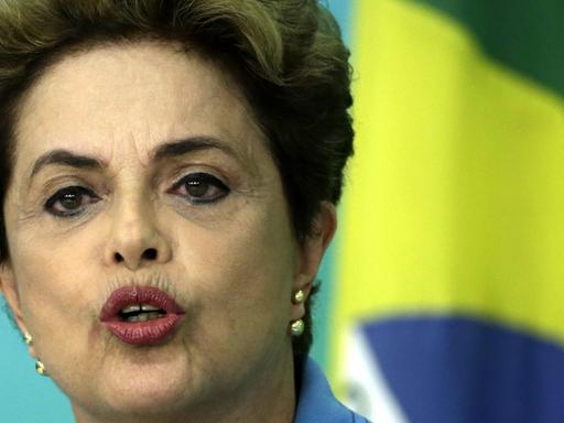 Brasiliens Staatschefin Dilma Rousseff vor der Presse nach dem Votum des Abgeordenenhauses für ein Amtsenthebungsverfahren.