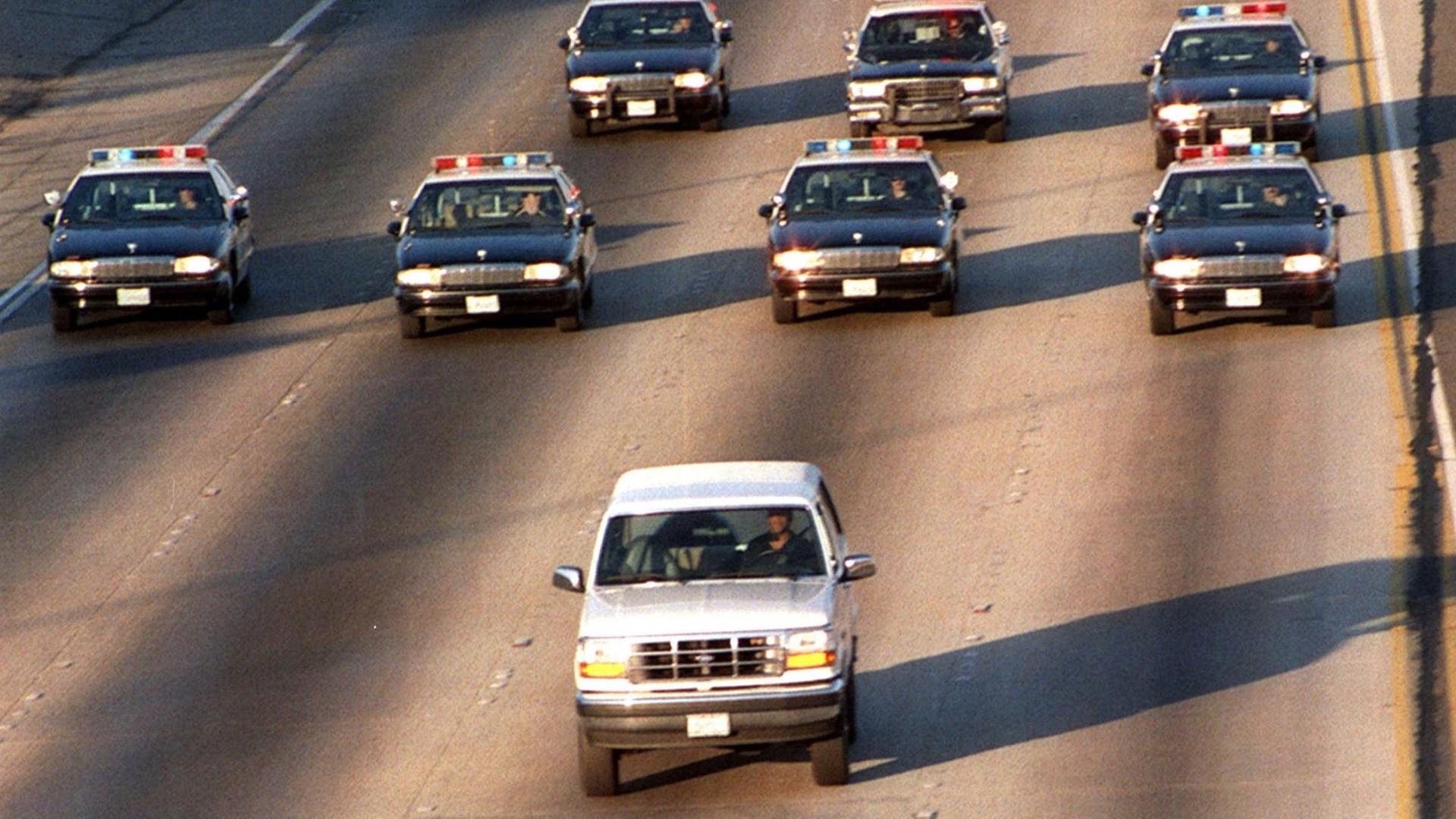 O.J. Simpson fährt 1994 in einem weißen Auto vor der Polizei davon. Die Verfolgungsjagd wurde damals im Fernsehen übertragen (Bild: imago stock&people) O.J. Simpson fährt 1994 in einem weißen Auto vor der Polizei davon. Die Verfolgungsjagd wurde damals im Fernsehen übertragen (Bild: imago stock&people)