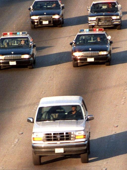 O.J. Simpson fährt 1994 in einem weißen Auto vor der Polizei davon. Die Verfolgungsjagd wurde damals im Fernsehen übertragen (Bild: imago stock&people)