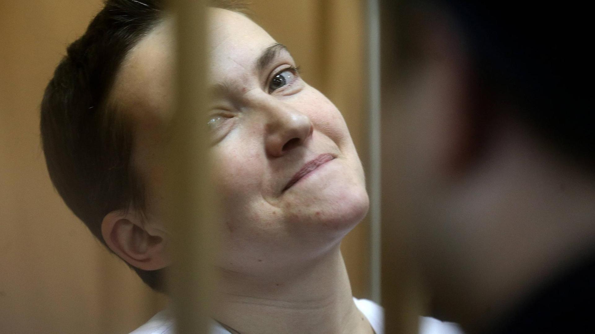 Die ukrainische Kampfpilotin Nadjeschda Sawtschenko während einer Anhörung vor Gericht. Die ukrainische Kampfpilotin Nadjeschda Sawtschenko während einer Anhörung vor Gericht.