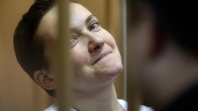 Die ukrainische Kampfpilotin Nadjeschda Sawtschenko während einer Anhörung vor Gericht.