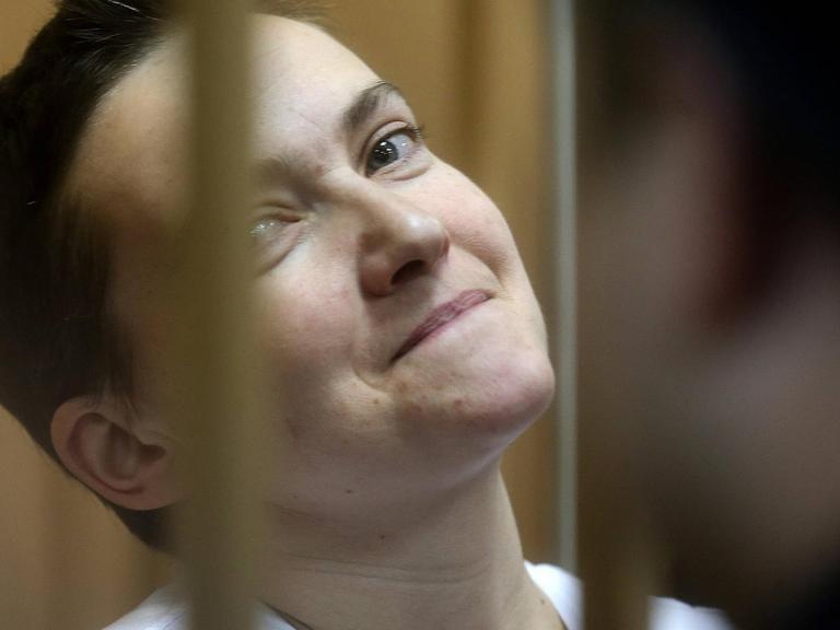 Die ukrainische Kampfpilotin Nadjeschda Sawtschenko während einer Anhörung vor Gericht.