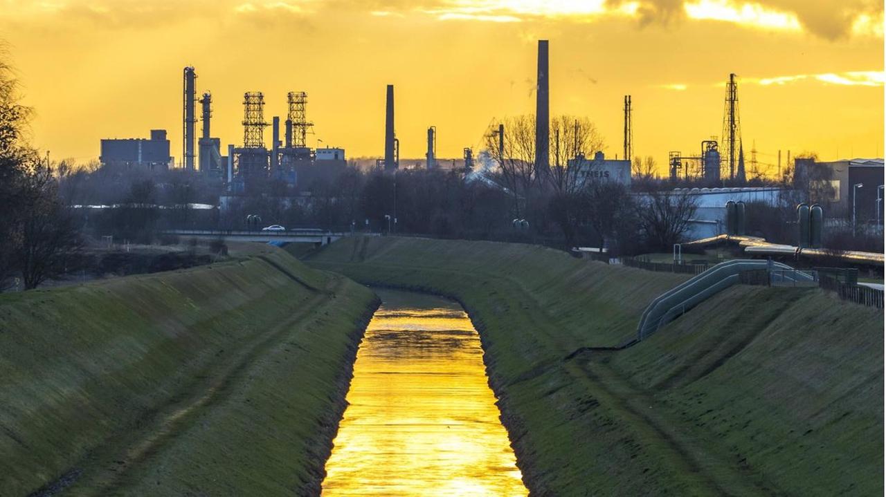 Der Abwasser Fluss Emscher in seinem kanalisierten Bett, in Gelsenkrichen-Bismarck, Blick auf die Ruhr Oel GmbH BP Gelsenkirchen Raffinerie in Gelsenkrichen-Horst. Der Abwasser Fluss Emscher in seinem kanalisierten Bett, in Gelsenkrichen-Bismarck, Blick auf die Ruhr Oel GmbH BP Gelsenkirchen Raffinerie in Gelsenkrichen-Horst.