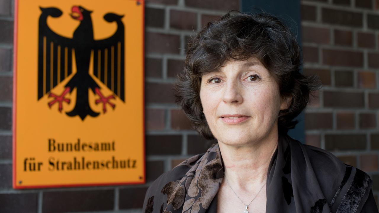 Die neue Präsidentin des Bundesamtes für Strahlenschutz (BfS), Inge Paulini, steht am 26.04.2017 am Tag ihrer Amtseinführung vor dem Bundesamt für Strahlenschutz in Salzgitter (Niedersachsen).
