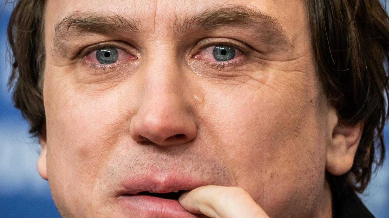 Schauspieler Lars Eidinger rollt bei der Pressekonferenz der Berlinale eine Träne über die Wange, 22.02.2020 Schauspieler Lars Eidinger rollt bei der Pressekonferenz der Berlinale eine Träne über die Wange, 22.02.2020
