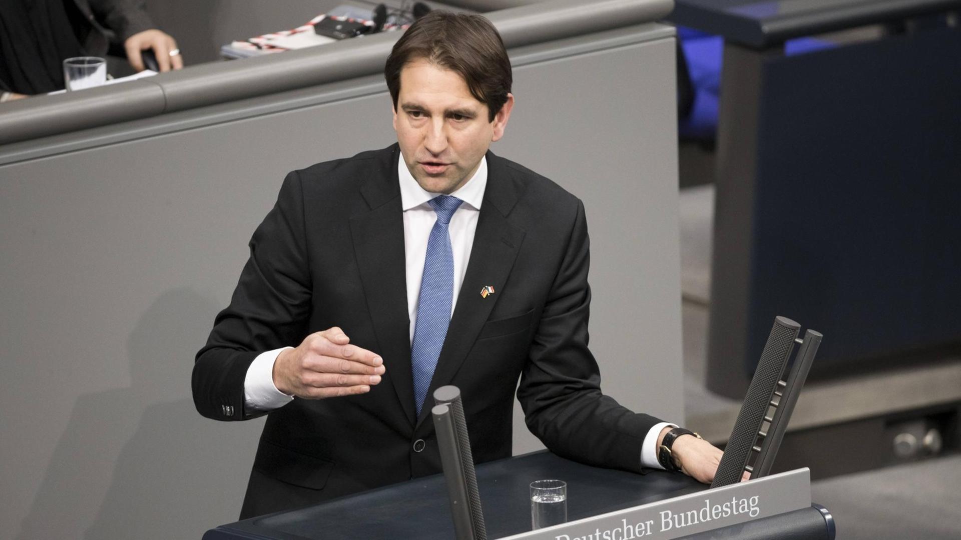 Andreas Jung (CDU), stellvertretender Vorsitzender der Unionsfraktion, spricht am Rednerpult im Bundestag