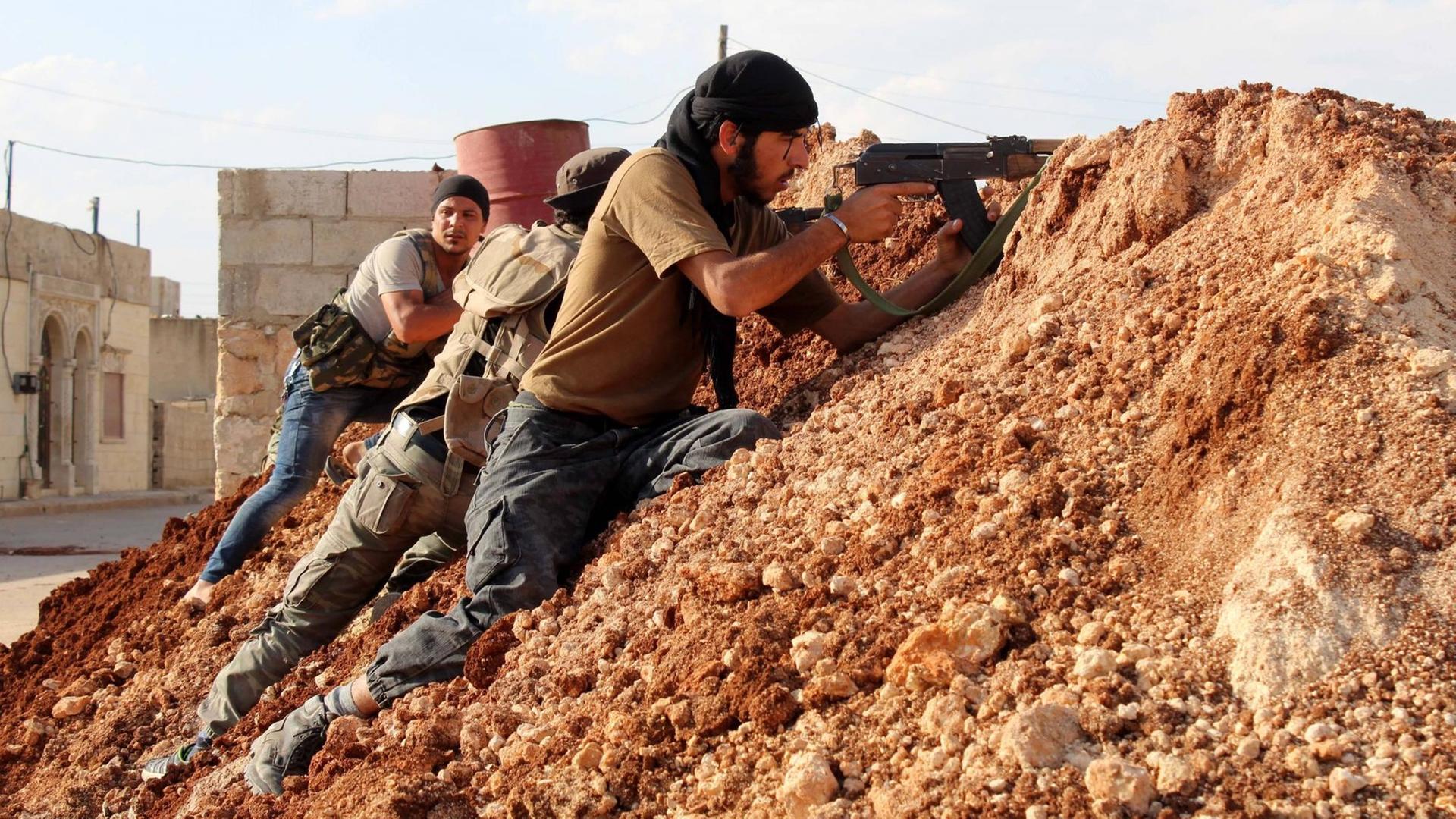 Kämpfer der Freien Syrischen Armee an der Grenze zu Dabiq, einem wichtigen Rückzugspunkt für die Terrormiliz IS. Kämpfer der Freien Syrischen Armee an der Grenze zu Dabiq, einem wichtigen Rückzugspunkt für die Terrormiliz IS.