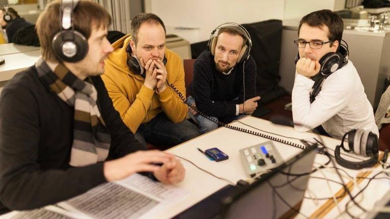 Das Cicerone Ensemble beim Abhören während der CD-Aufnahme 2018 mit dem Tonmeister Christopher Tarnow, vor dem Aufnahmegerät und mit Kopfhörern Das Cicerone Ensemble beim Abhören während der CD-Aufnahme 2018 mit dem Tonmeister Christopher Tarnow, vor dem Aufnahmegerät und mit Kopfhörern