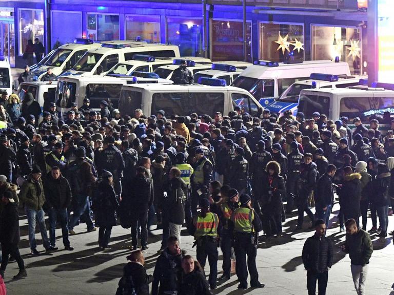 Polizisten umringen am 31.12.2016 vor dem Hauptbahnhof in Köln eine Gruppe südländisch aussehender Männer.