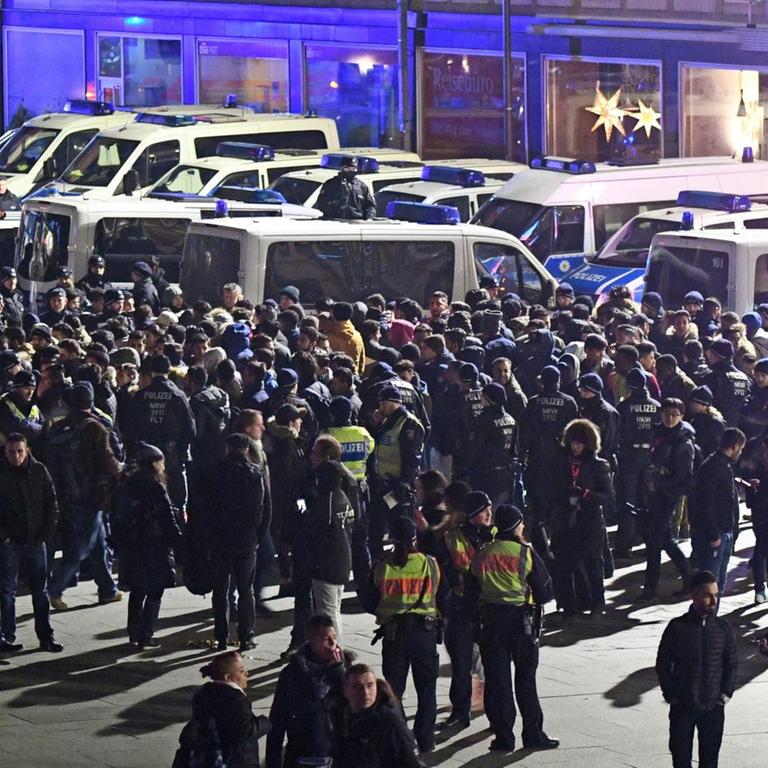 Polizisten umringen am 31.12.2016 vor dem Hauptbahnhof in Köln eine Gruppe südländisch aussehender Männer. 