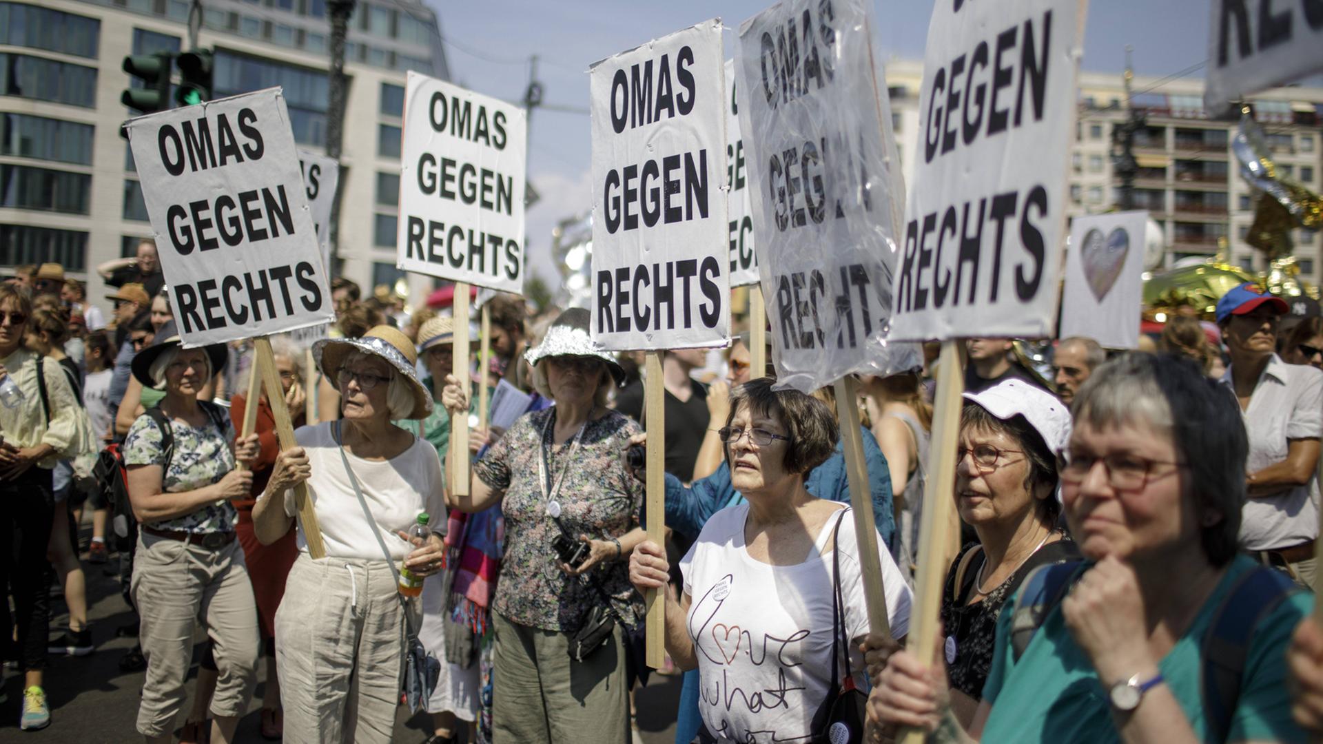 Demo der "Omas gegen Rechts" Demo der "Omas gegen Rechts"