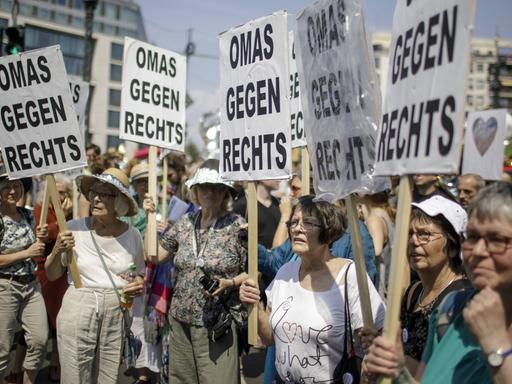 Demo der "Omas gegen Rechts"