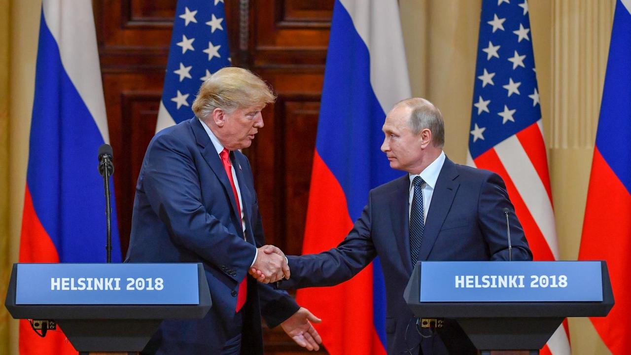 US-Präsident Donald Trump und Russlands Präsident Wladimir Putin schütteln sich bei einem Treffen in Helsinki die Hände US-Präsident Donald Trump und Russlands Präsident Wladimir Putin schütteln sich bei einem Treffen in Helsinki die Hände