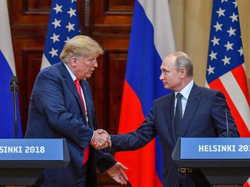 US-Präsident Donald Trump und Russlands Präsident Wladimir Putin schütteln sich bei einem Treffen in Helsinki die Hände