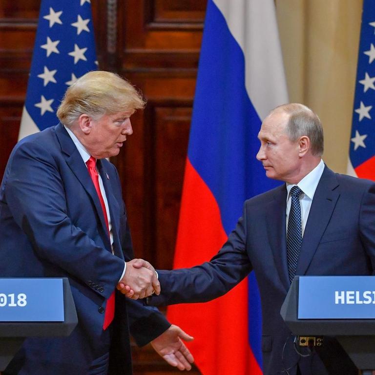 US-Präsident Donald Trump und Russlands Präsident Wladimir Putin schütteln sich bei einem Treffen in Helsinki die Hände