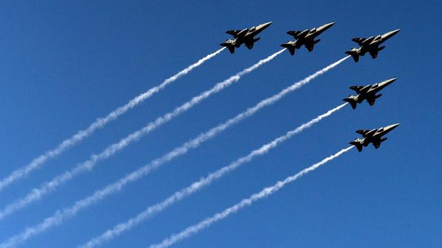 Indische Kampfflugzeuge, gegen blauen Himmel fotografiert
