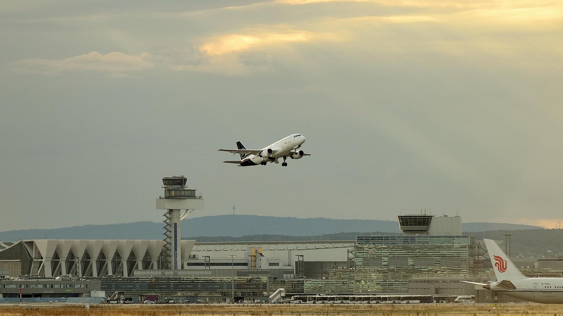 Airbus A 319 "Rüsselsheim" der Lufthansa beim Start am Frankfurter Flughafen "Fraport". Im Hintergrund, Tower, Terminal 1 und der große Hangar. Airbus A 319 "Rüsselsheim" der Lufthansa beim Start am Frankfurter Flughafen "Fraport". Im Hintergrund, Tower, Terminal 1 und der große Hangar.