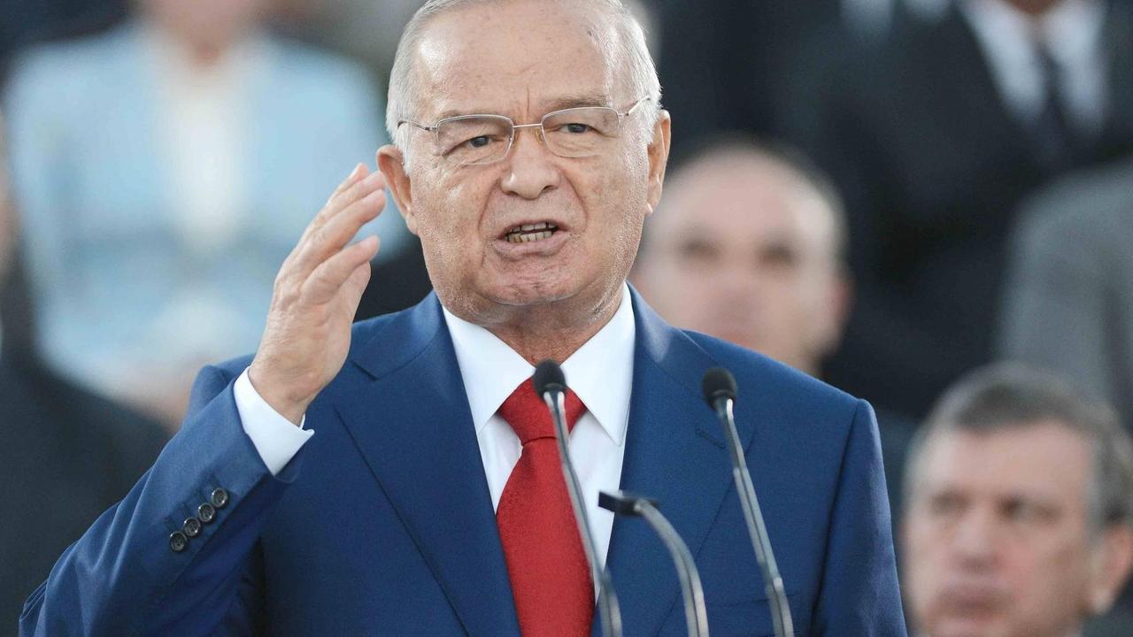 Islom Karimov steht an einem Rednerpult und spricht in ein Mikrofon. Islom Karimov steht an einem Rednerpult und spricht in ein Mikrofon.
