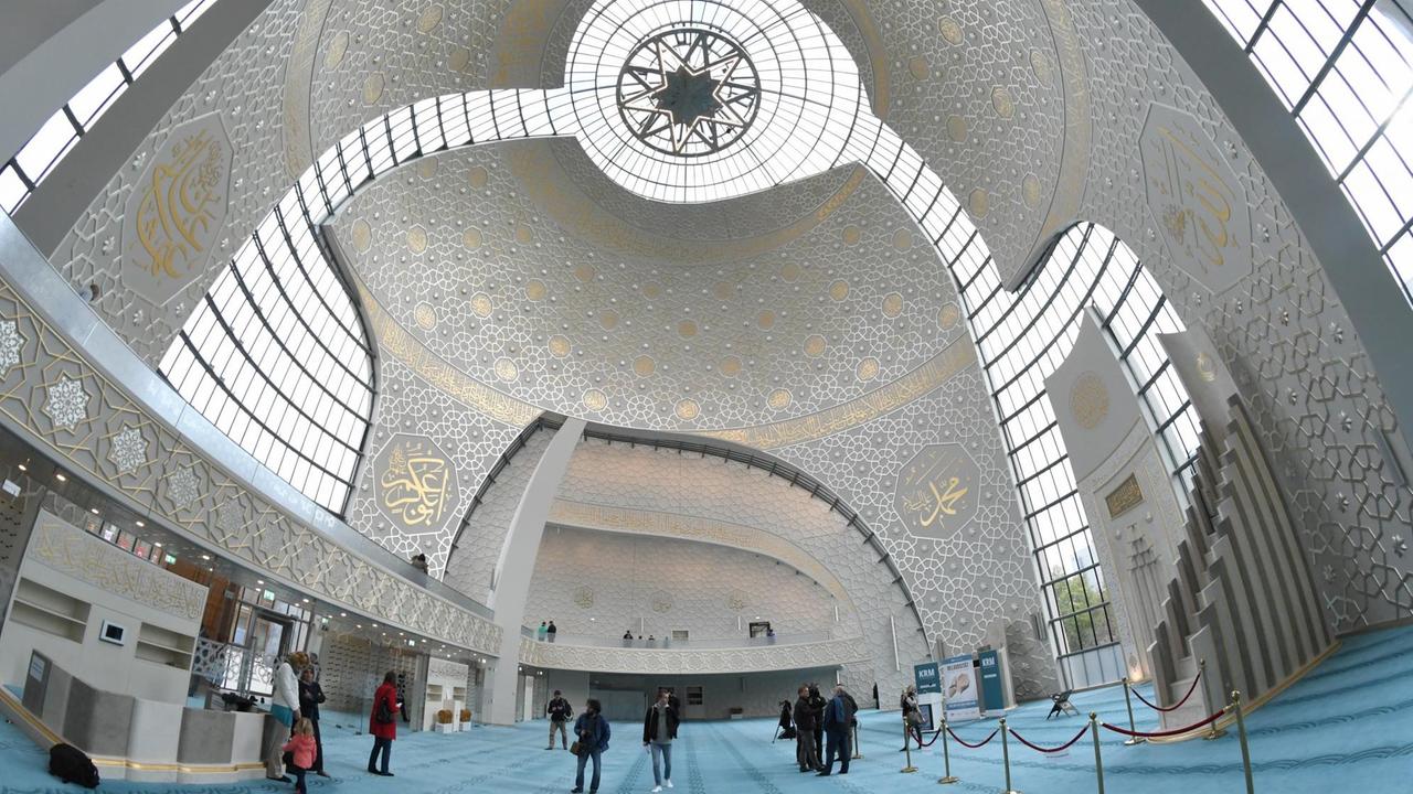 Besucher stehen am Tag der offenen Moschee in der Ditib-Zentralmoschee in Köln-Ehrenfeld Besucher stehen am Tag der offenen Moschee in der Ditib-Zentralmoschee in Köln-Ehrenfeld