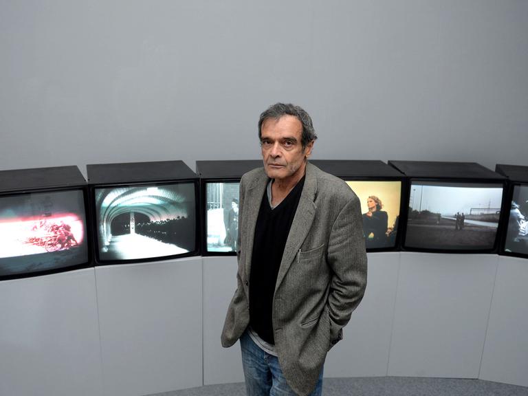 Der deutsche Filmkünstler Harun Farocki in seiner Ausstellung "Spiel und Spielregeln" im Edith-Ruß-Haus für Medienkunst in Oldenburg, April 2013