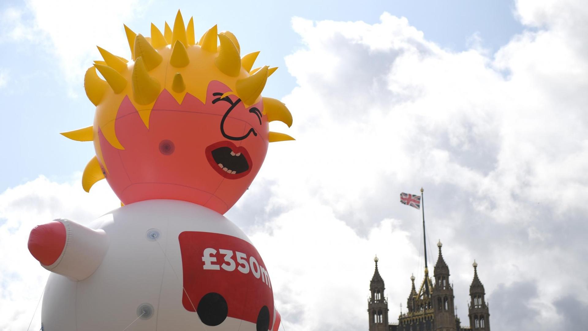 Brexit-Gegner haben eine aufblasbare Boris Puppe vor dem Parlament in London aufgehängt. Brexit-Gegner haben eine aufblasbare Boris Puppe vor dem Parlament in London aufgehängt.