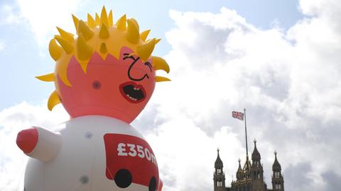 Brexit-Gegner haben eine aufblasbare Boris Puppe vor dem Parlament in London aufgehängt.