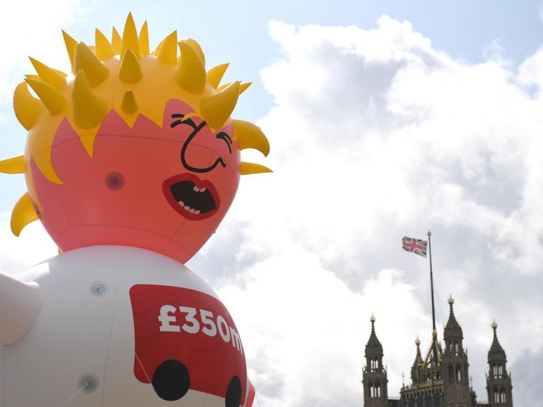 Brexit-Gegner haben eine aufblasbare Boris Puppe vor dem Parlament in London aufgehängt.