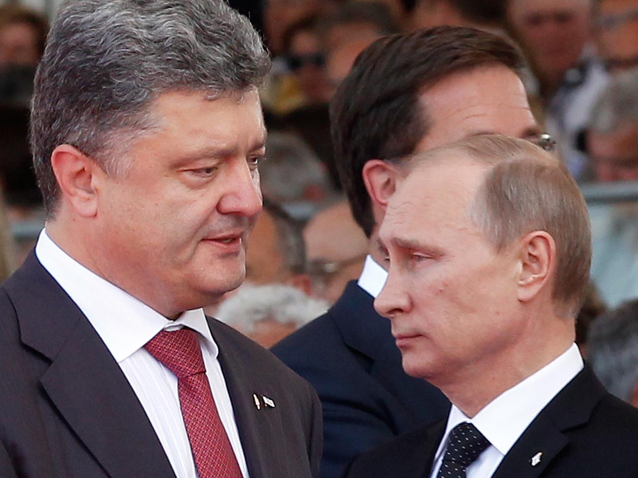 Kein Blick - Poroschenko (l.) und Putin bei den Gedenkfeiern zum D-Day in der Normandie (6. Juni 2014) Kein Blick - Poroschenko (l.) und Putin bei den Gedenkfeiern zum D-Day in der Normandie (6. Juni 2014)
