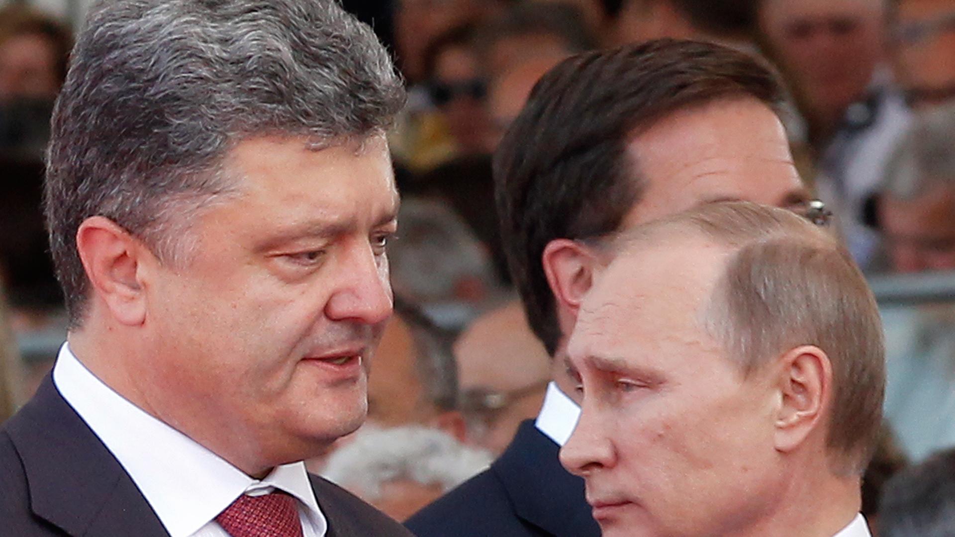 Kein Blick - Poroschenko (l.) und Putin bei den Gedenkfeiern zum D-Day in der Normandie (6. Juni 2014) Kein Blick - Poroschenko (l.) und Putin bei den Gedenkfeiern zum D-Day in der Normandie (6. Juni 2014)