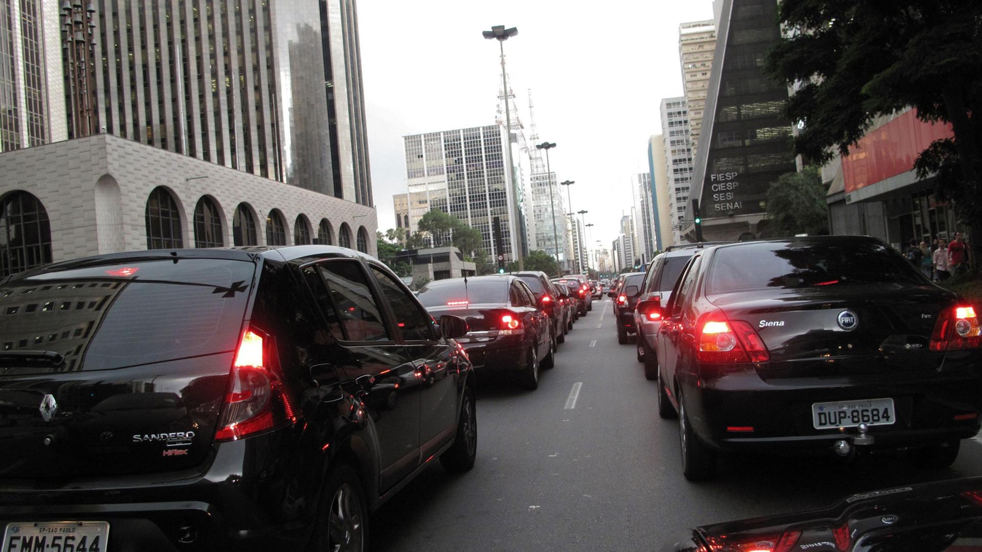 Stoßstange an Stoßstange stehen die Autos auf der Avenida Paulista in der brasilianischen Großstadt Sao Paulo (Aufnahme vom 11.01.2010).