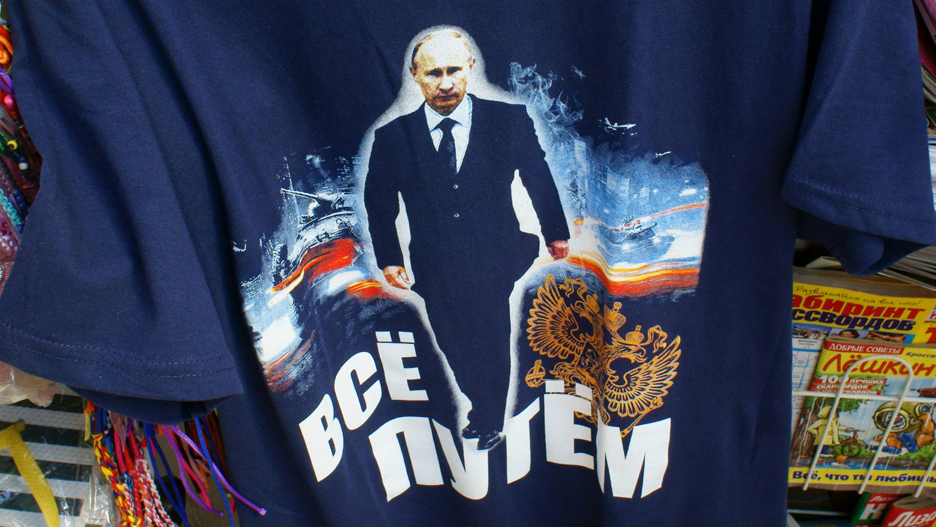 An den Stränden gibt es natürlich Putin T-Shirts, mal in Anzug wie hier, mal mit Sonnenbrille, mal in Uniform. An den Stränden gibt es natürlich Putin T-Shirts, mal in Anzug wie hier, mal mit Sonnenbrille, mal in Uniform.