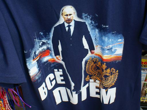 An den Stränden gibt es natürlich Putin T-Shirts, mal in Anzug wie hier, mal mit Sonnenbrille, mal in Uniform.