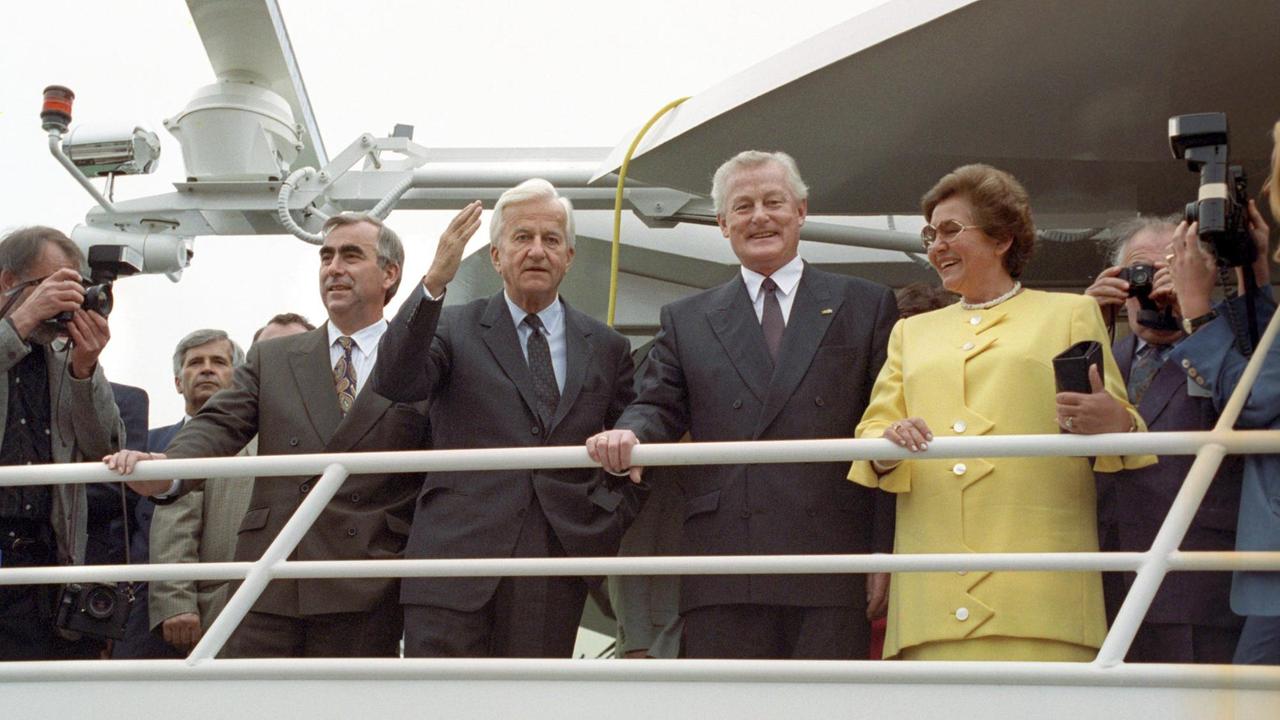 Bundesfinanzminister Theo Waigel, Bundespräsident Richard von Weizsäcker, Bayerns Ministerpräsident Max Streibl mit Gattin Irmingard grüßen von Bord des Luxusschiffs Regina Danubia Bundesfinanzminister Theo Waigel, Bundespräsident Richard von Weizsäcker, Bayerns Ministerpräsident Max Streibl mit Gattin Irmingard grüßen von Bord des Luxusschiffs Regina Danubia