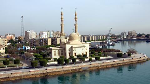 Blick auf die ägyptische Stadt Suez, an der Nordspitze des Roten Meeres und an der Mündung des Suez-Kanals 