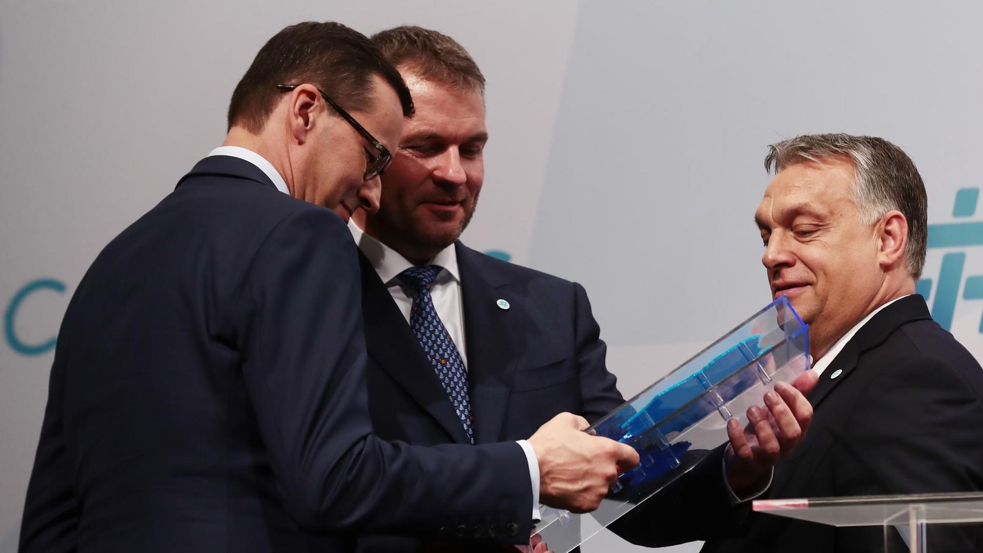 Drei der vier Premierminister der Visegrád-Staaten: Mateusz Morawiecki (Polen), Peter Pellegrini (Slowakei), Viktor Orban (Ungarn) am 21. Juni 2018 in Budapest
